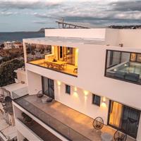 3 bedroom penthouse apartment with pool in Chania town, sleeps 6